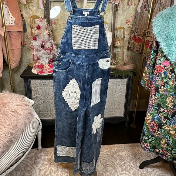 🆕 POL crochet patchwork wide-leg denim overalls. NWOT - Picture 4 of 13